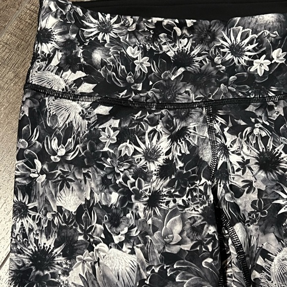 Lululemon Wonder Under Floral tights - Picture 4 of 13